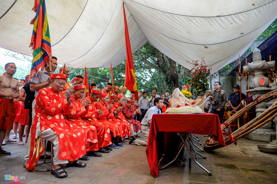 Trai tráng Hà thành ở trần ngồi thi kéo co